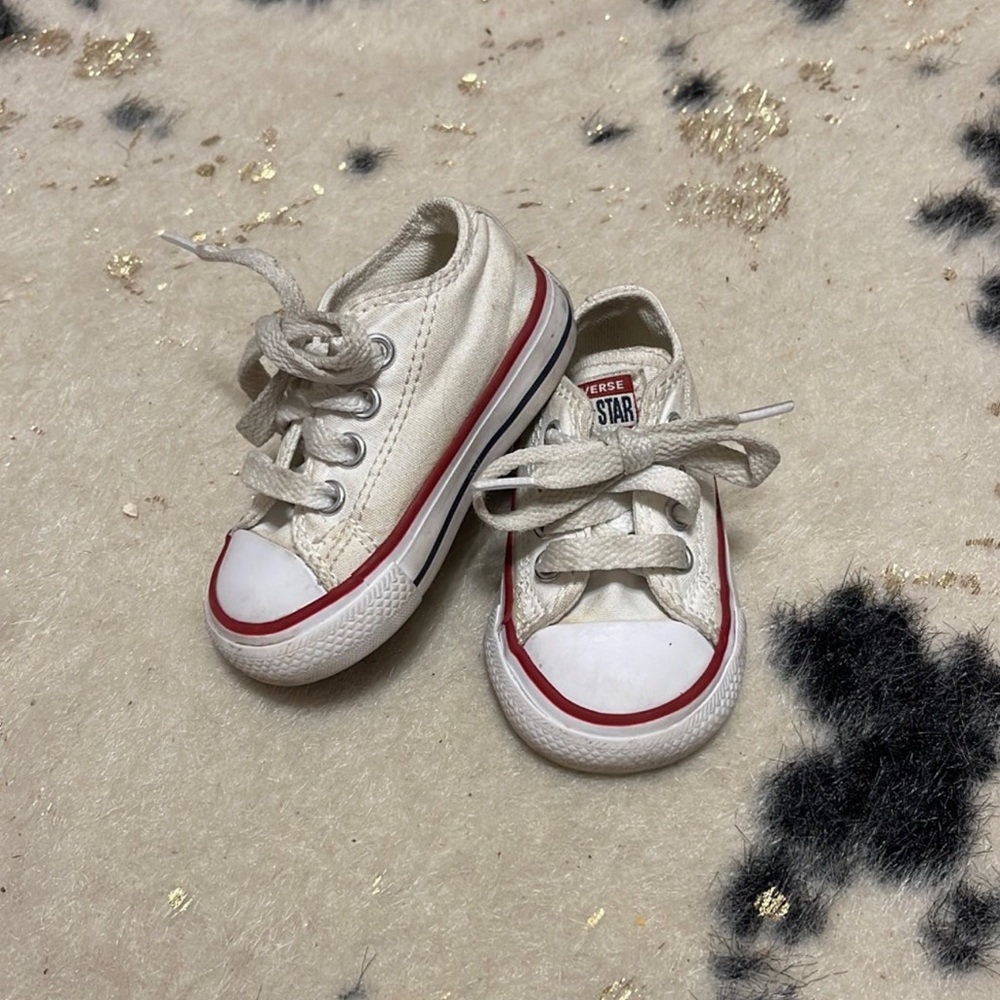 Converse all star size 3. ￼